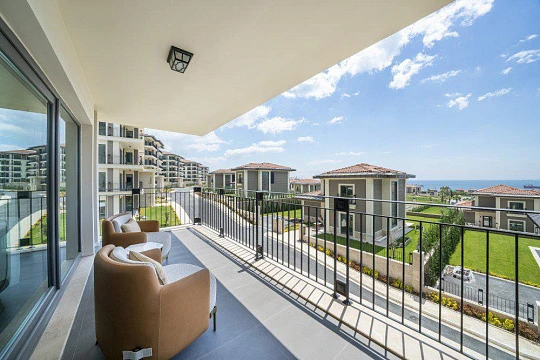 Квартиры и виллы с просторными балконами, в новом жилом комплексе рядом с бассейнами и ресторанами, Стамбул, Турция