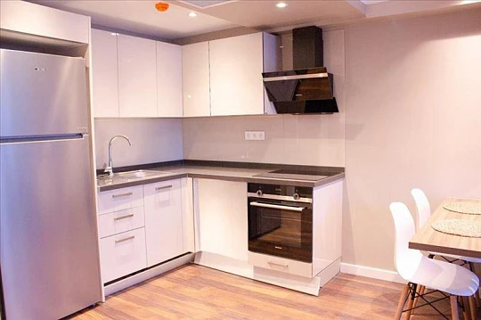 Резиденция с бассейном и конференц-залом рядом со станцией метро и центром города, Стамбул, Турция