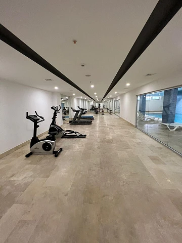 Резиденция с бассейном, парковкой и круглосуточной охраной рядом с автомагистралью, Стамбул, Турция